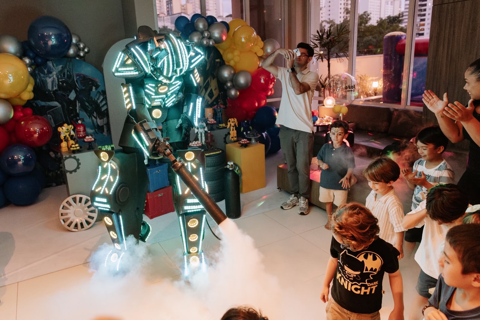 Robô de LED lançando fumaça em festa de aniversário infantil
