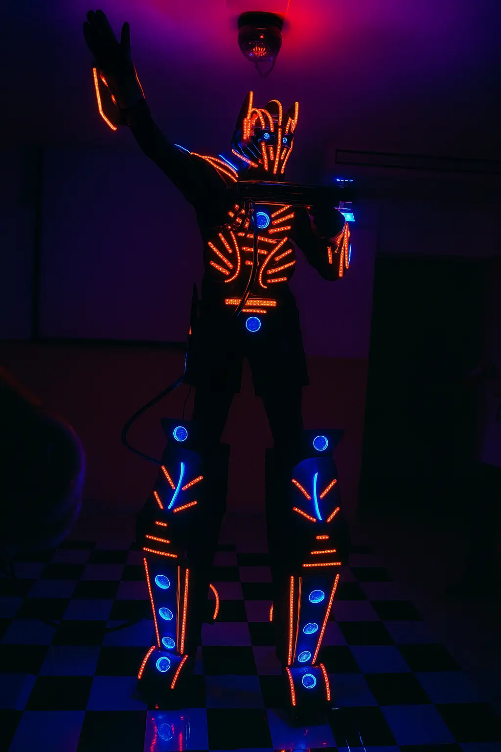 Robô de LED com luzes vermelhas e azuis em apresentação