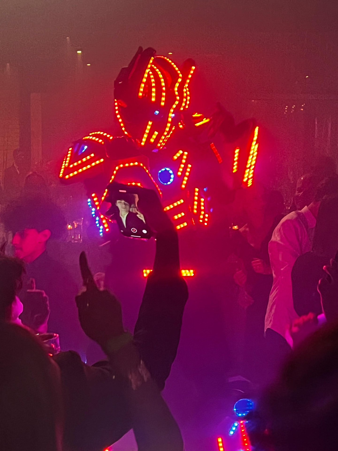 Robô de LED com luzes vermelhas animando festa de formatura
